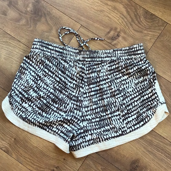 TOWNSEND SILKY, DRAPY, SHORTS DEEP SIDE POCKETS🌸 - Picture 3 of 7